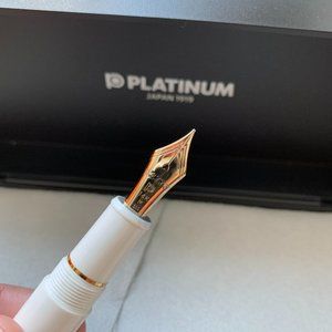 PLATINUM Fountain pen #3776 Century White Chenonceau with Gold Trims